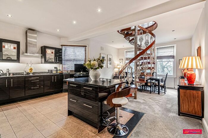 4 Bedroom Semi-detached House For Sale In Kings Avenue, London, N10