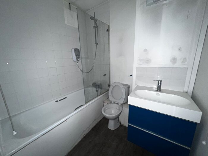 1 Bedroom Flat For Sale In Flat Caradon Court, A Ellesmere Road, Twickenham, Greater London, TW1