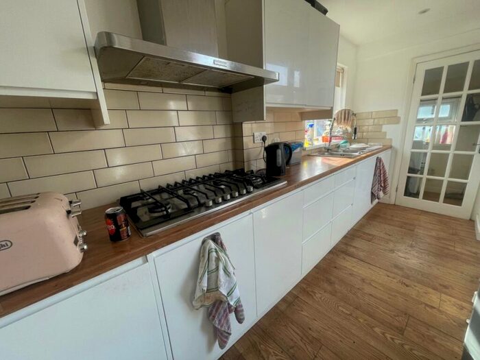 1 Bedroom Flat To Rent In Firs Lane, Palmers Green, N13