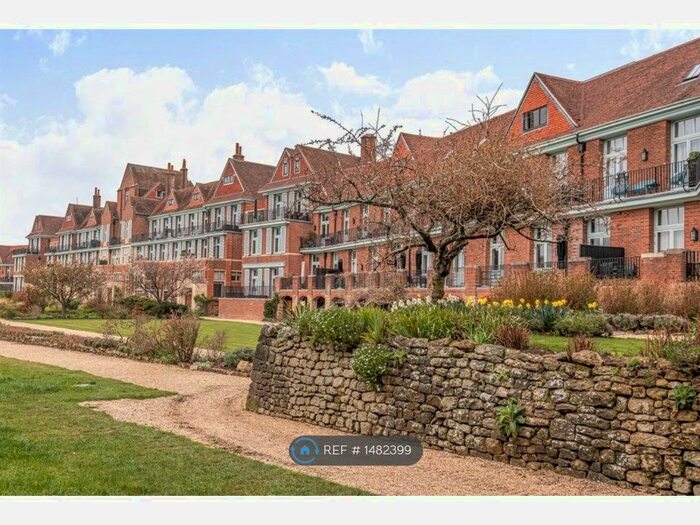 2 Bedroom Flat To Rent In Kings Drive, Midhurst, GU29