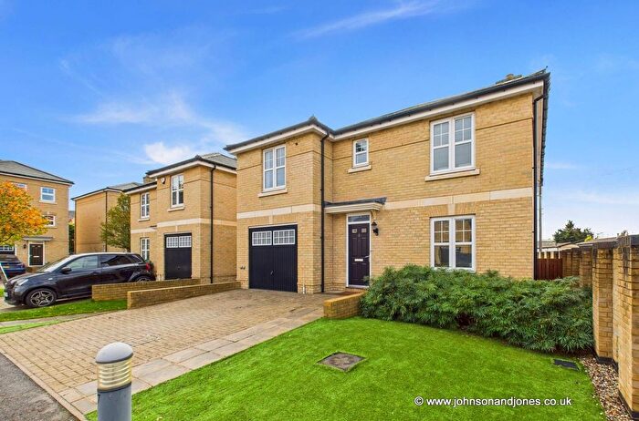4 Bedroom Detached House For Sale In Kingfisher Close, Chertsey, KT16