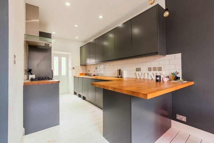 2 Bedroom Flat To Rent In Hackney Road, Hackney, London, E2