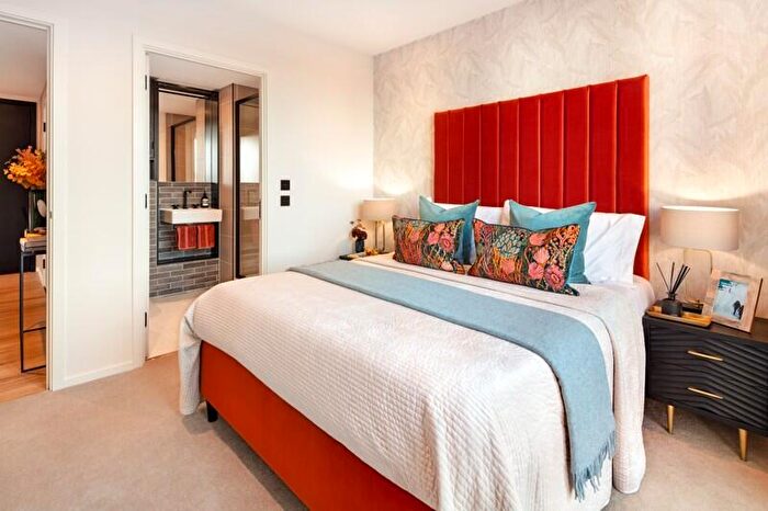 2 Bedroom Apartment For Sale In Heron Wharf, Leven Road, London, E14