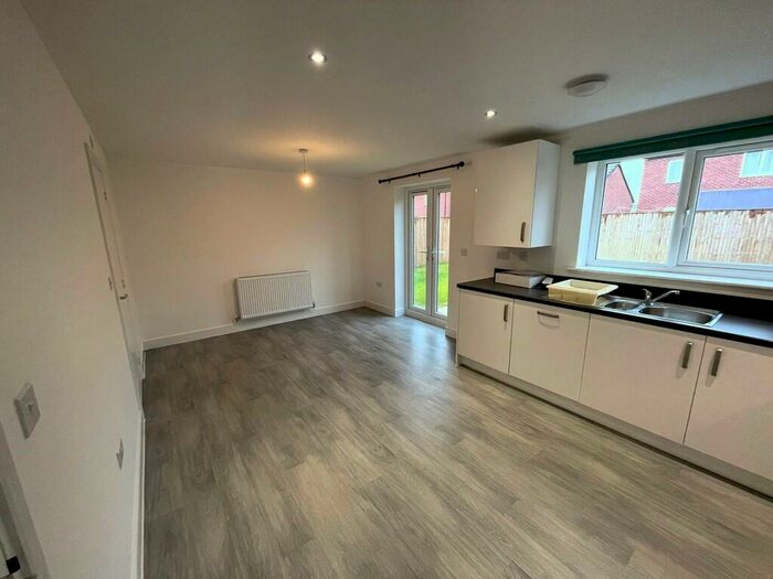 4 Bedroom Semi-Detached House To Rent In Midford Drive, Wheatley, DN2