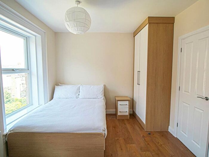 Apartment To Rent In Apt, - East Parade #, HG1