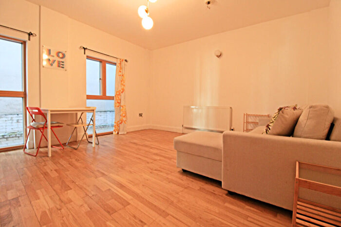 2 Bedroom Flat To Rent In Hackney Road, London, E2