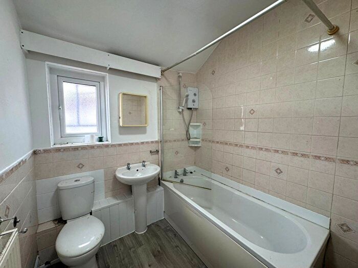 2 Bedroom Flat To Rent In Flat A Cefn Forest Avenue, Blackwood, NP12