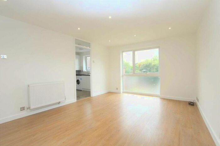 2 Bedroom Flat To Rent In Poplar Grove, London, N11
