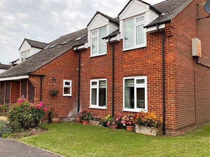 2 Bedroom Flat For Sale In Henbit Close, Tadworth, Surrey, KT20