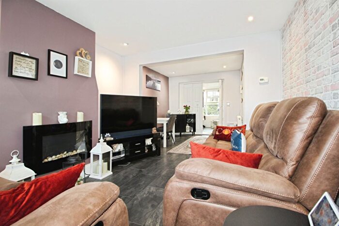 3 Bedroom Terraced House For Sale In Langley Place, Leeds, LS13