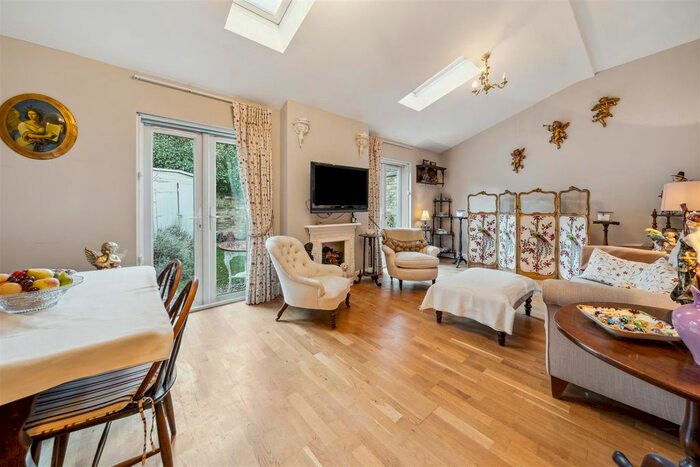 3 Bedroom Link Detached House For Sale In Duke Road, London, W4