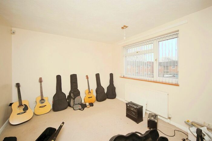 3 Bedroom End Of Terrace House For Sale In Highwood Avenue, Solihull, B92