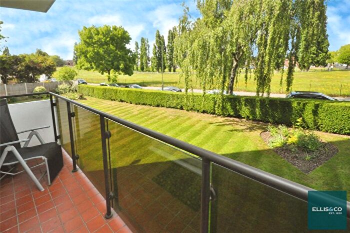 2 Bedroom Apartment For Sale In Regents Park Road, Finchley, London, N3