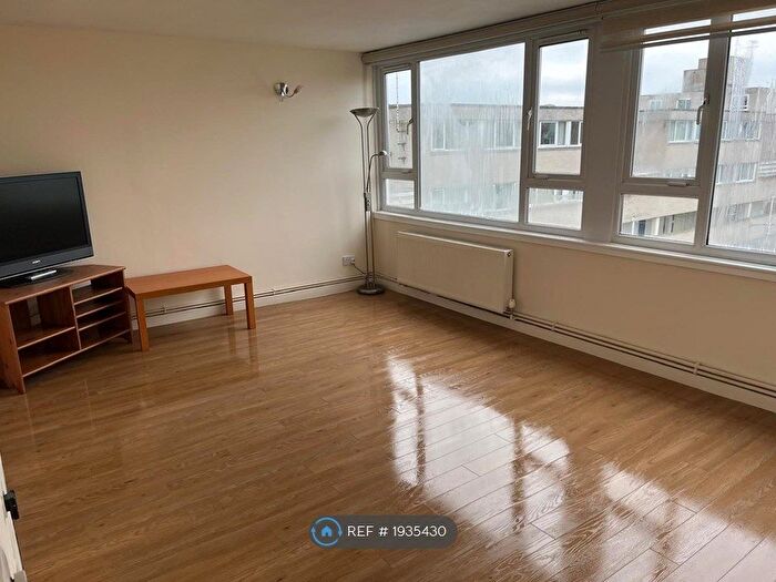 2 Bedroom Flat To Rent In Mountbatten Square, Windsor, SL4