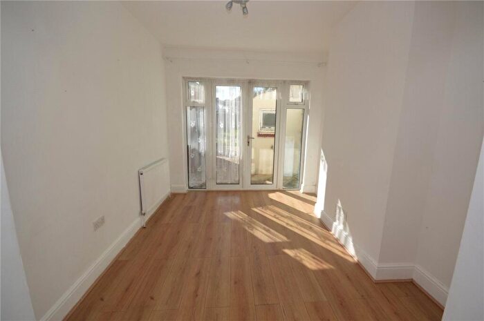 3 Bedroom Terraced House For Sale In Dunstable Road, Luton, Bedfordshire, LU4