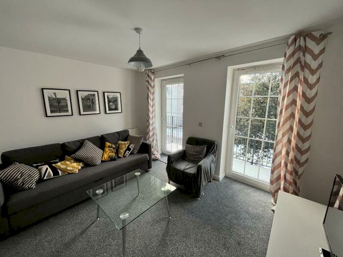 3 Bedroom Town House To Rent In Bandy Fields Place :: Salford, M7