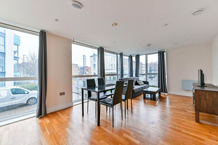 2 Bedroom Flat For Sale In Drayton Park, Arsenal, London, N5