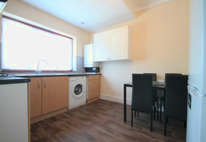 3 Bedroom Flat To Rent In The Drive, Golders Green, NW11