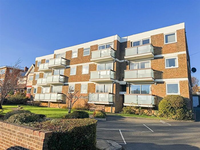 2 Bedroom Flat For Sale In Cooden Drive, Bexhill, TN39
