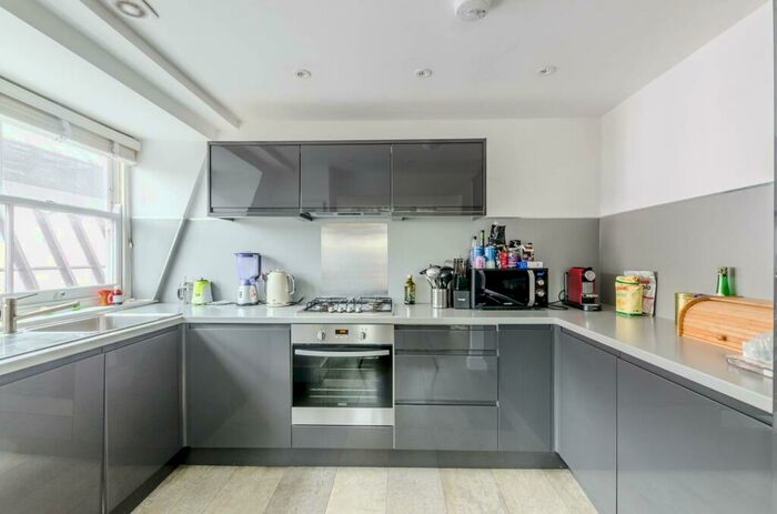 3 Bedroom Flat To Rent In Berry Street, Clerkenwell, London, EC1V