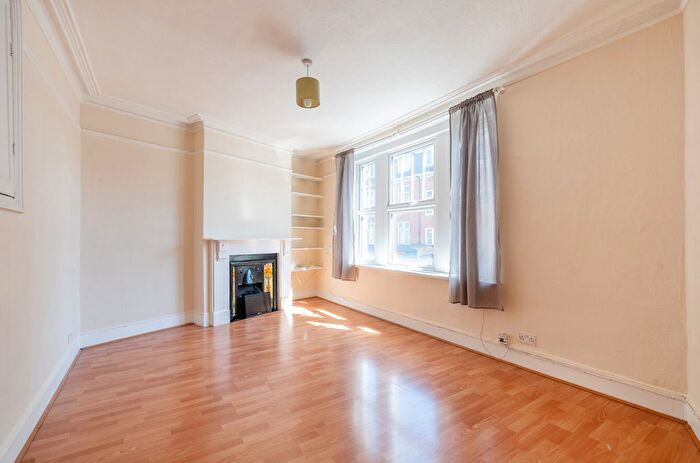 2 Bedroom Flat To Rent In Hendon Lane, Finchley Central, London, N3