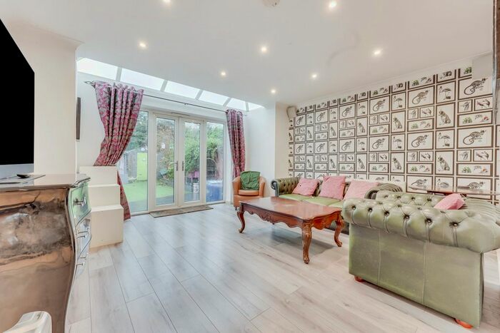 3 Bedroom Detached House To Rent In Mountdale Gardens, Leigh-On-Sea, SS9