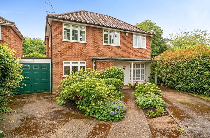 4 Bedroom Detached House For Sale In Weybridge, Surrey, KT13