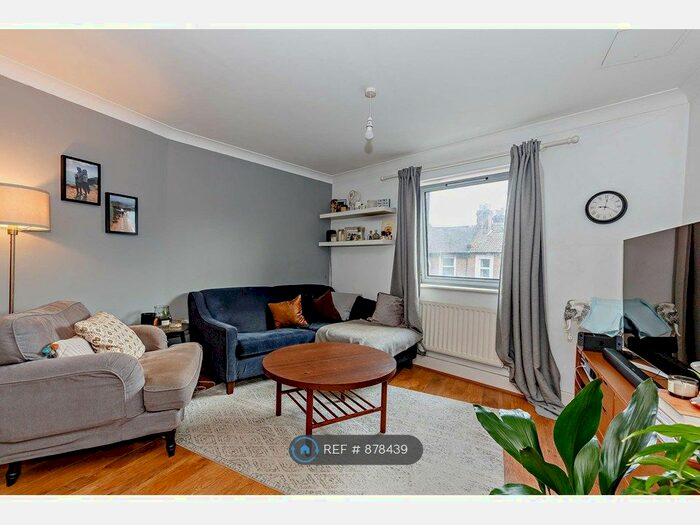 1 Bedroom Flat To Rent In Kings Court, Walton-On-Thames KT12