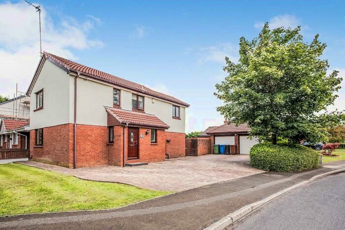 3 Bedroom Detached House To Rent In Hollow Vale Drive, Stockport, Greater Manchester, SK5