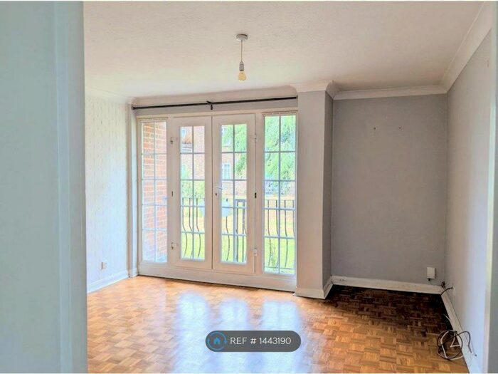 2 Bedroom Flat To Rent In Kingfisher Drive, Staines, TW18