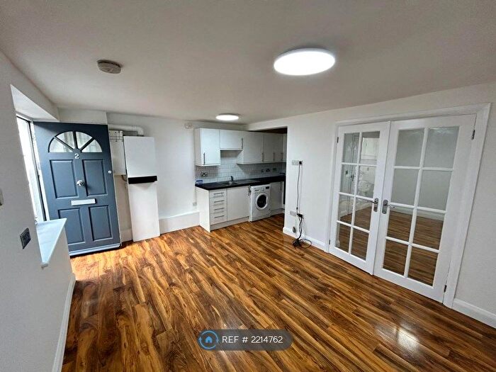 1 Bedroom Flat To Rent In Parrock Street, Gravesend, DA12