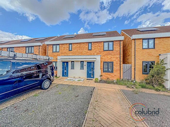 3 Bedroom Semi-Detached House For Sale In Lapwin Close, East Tilbury, RM18