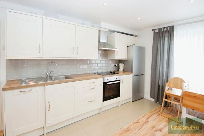 2 Bedroom Flat To Rent In Hook Road - Surbiton, KT6