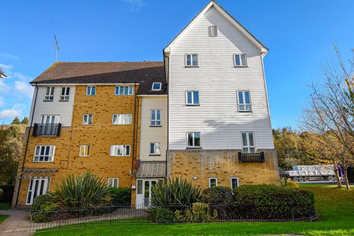 2 Bedroom Flat For Sale In Compass Court, Waterside, Gravesend, DA11