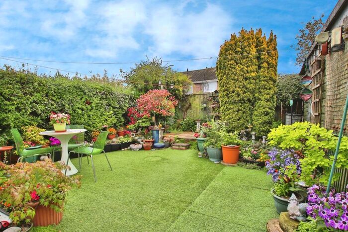 2 Bedroom Semi-Detached Bungalow For Sale In Langford Walk, Hull, HU4