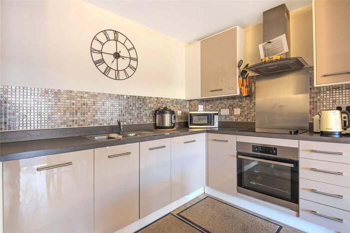 2 Bedroom Flat To Rent In Fleming Place, Bracknell, Berkshire, RG12