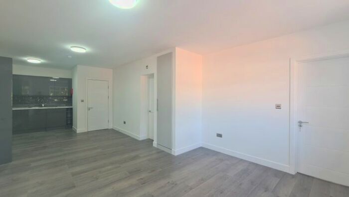 2 Bedroom Flat To Rent In Bow Road, London, E3