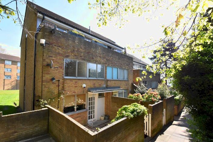 3 Bedroom Flat To Rent In Otto Clo Otto Close, London, SE26