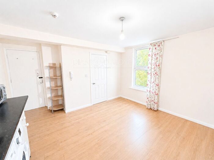 Studio To Rent In Parkside Road, Hounslow, TW3