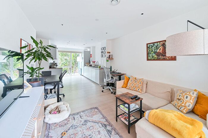 1 Bedroom Flat For Sale In Wyndham Road, Camberwell, London, SE5