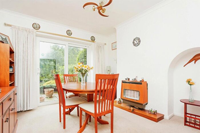 3 Bedroom Semi-Detached House For Sale In Woodnewton Drive, Leicester, LE5