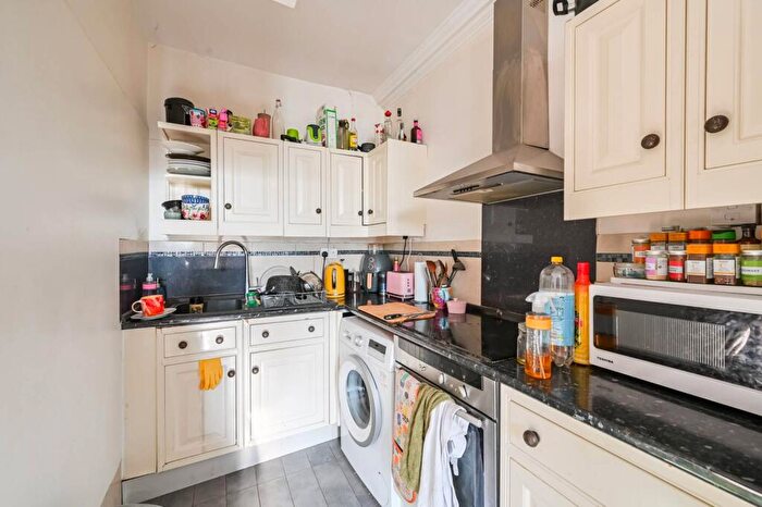 3 Bedroom Flat For Sale In Trinity Road, Wood Green, London, N22