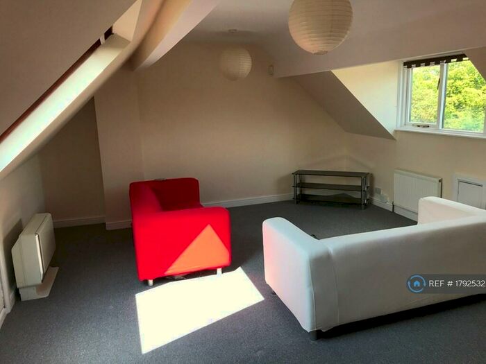 3 Bedroom Maisonette To Rent In Spen Lane, Leeds, LS16