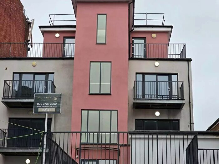 2 Bedroom Flat To Rent In High Street, Hounslow, TW3