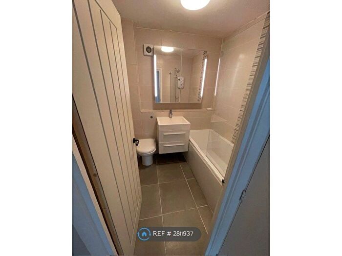 2 Bedroom Flat To Rent In Rose Kiln Lane, Reading, RG1