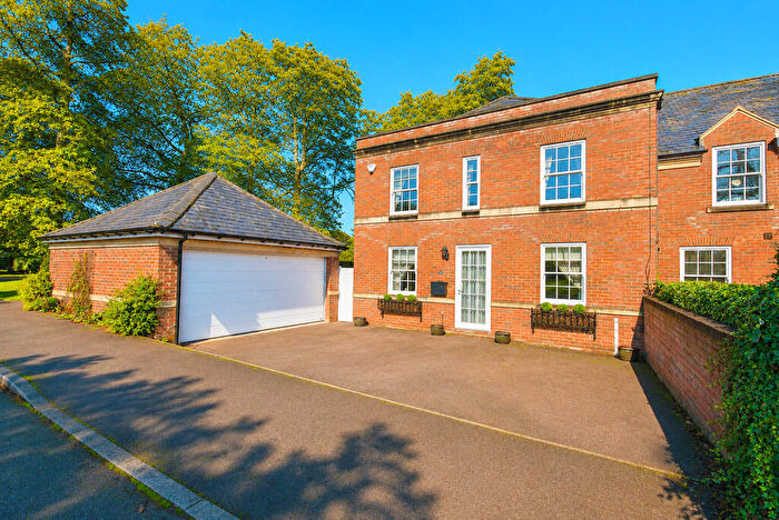 4 Bedroom Town House For Sale In Pemberton Grove, Bawtry, Doncaster, DN10