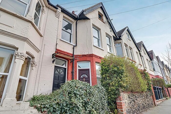 2 Bedroom Flat For Sale In Tintern Avenue, Westcliff-On-Sea, SS0