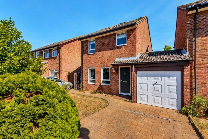 3 Bedroom Link Detached House To Rent In Hayes Close, Marston, OX3