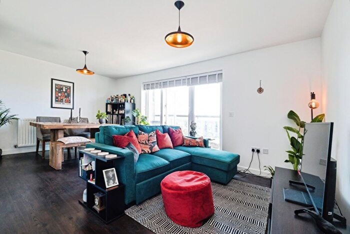 2 Bedroom Flat For Sale In De Pass Gardens, Barking, Essex, IG11