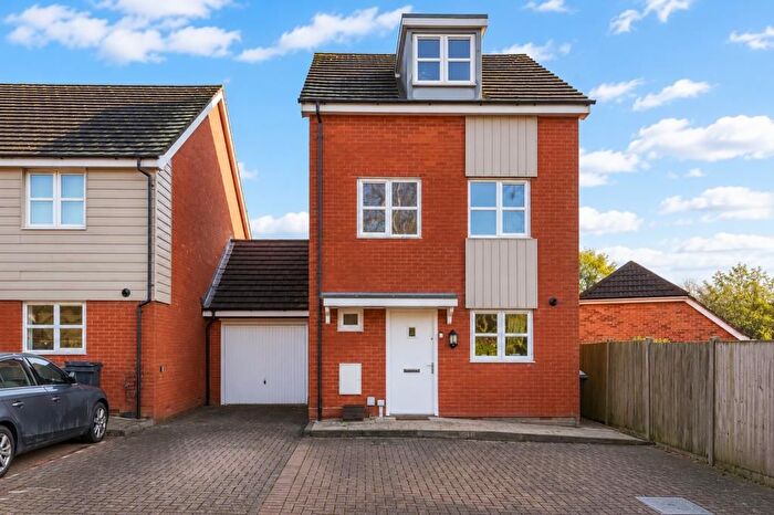4 Bedroom Link Detached House For Sale In Mill Road, Basingstoke, RG24